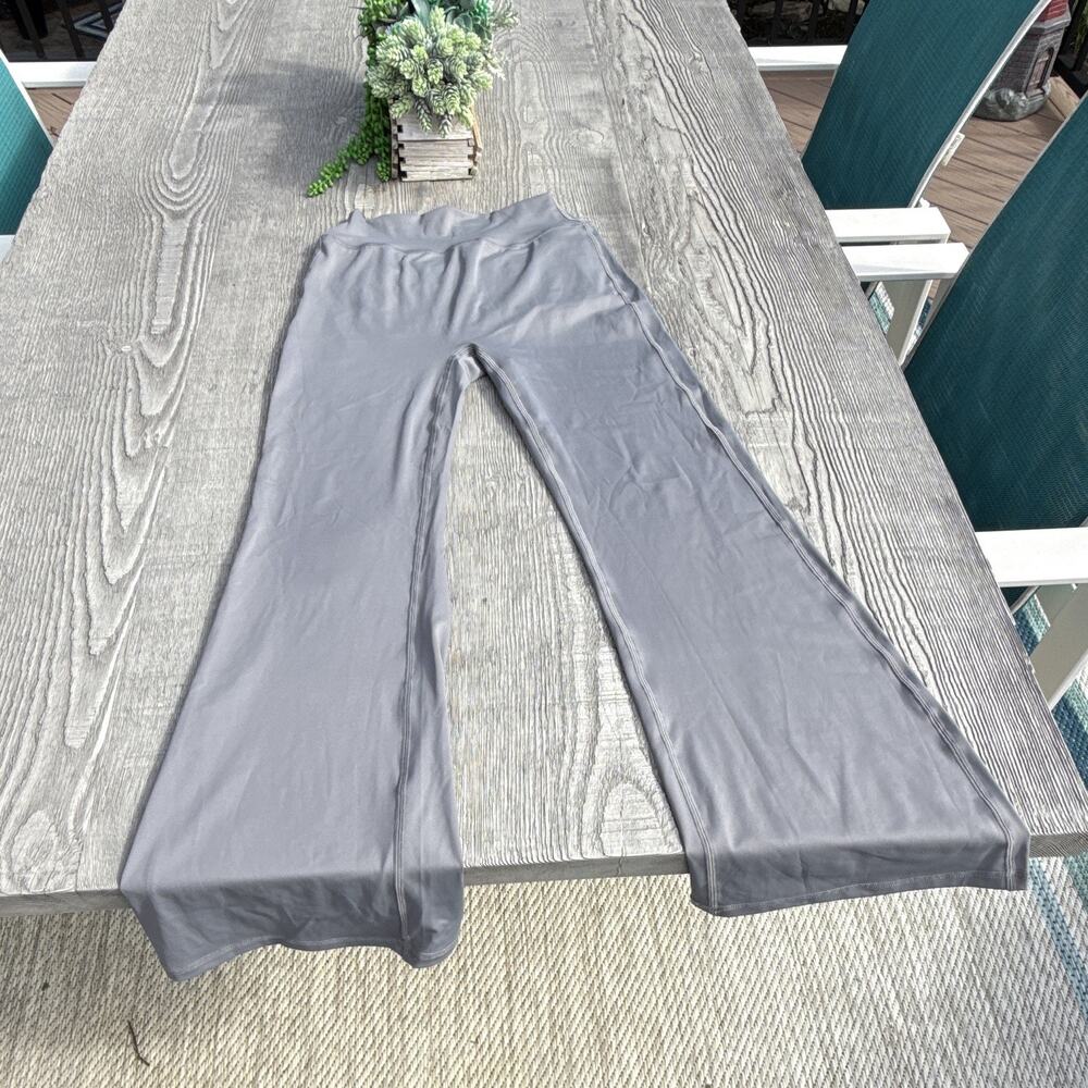 Women’s Gray Solid Flare Leggings Butt Enhance M Regular Stretch Button Accent